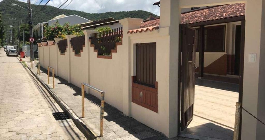 Casa à venda em Lagoa da Conceição com 258 m², 5 q