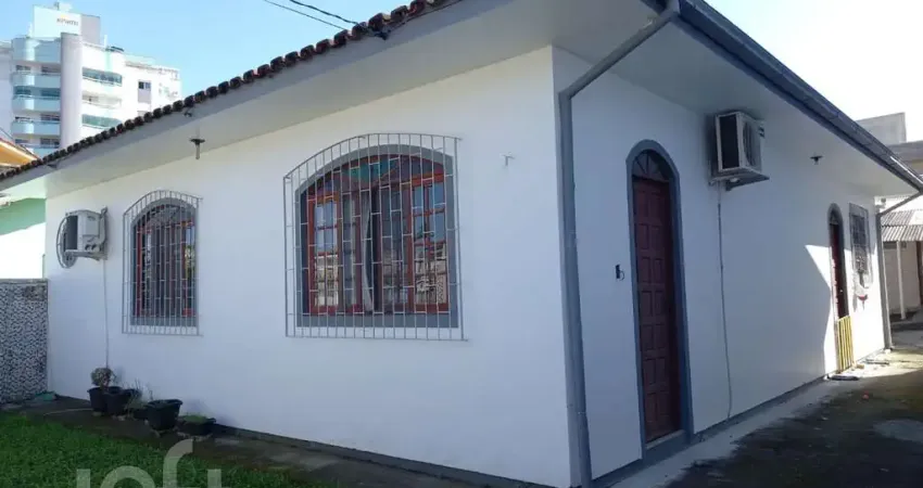 Casa à venda em Itacorubi com 96 m², 3 quartos, 1