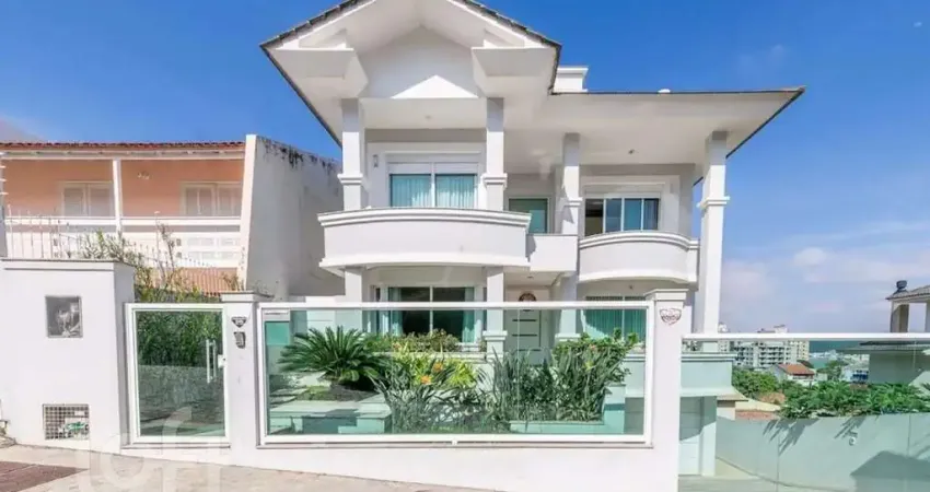 Casa à venda em Abraão com 505 m², 4 quartos, 4 su