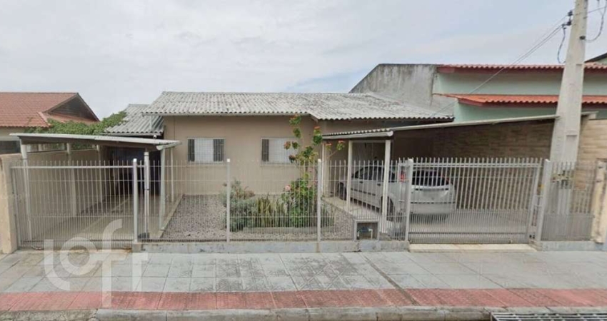 Casa à venda em Carianos com 190 m², 4 quartos