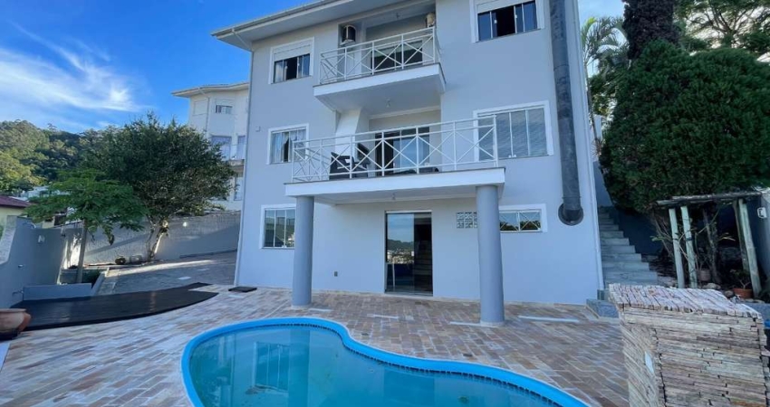 Casa mobiliada com 3 dormitórios na Trindade