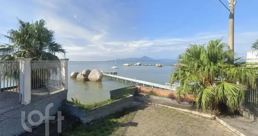 Casa à venda em Coqueiros com 271 m², 3 quartos, 3