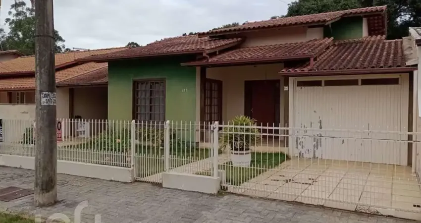 Casa à venda em Carianos com 118 m², 3 quartos, 1