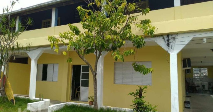Casa à venda em Carianos com 400 m², 6 quartos, 2