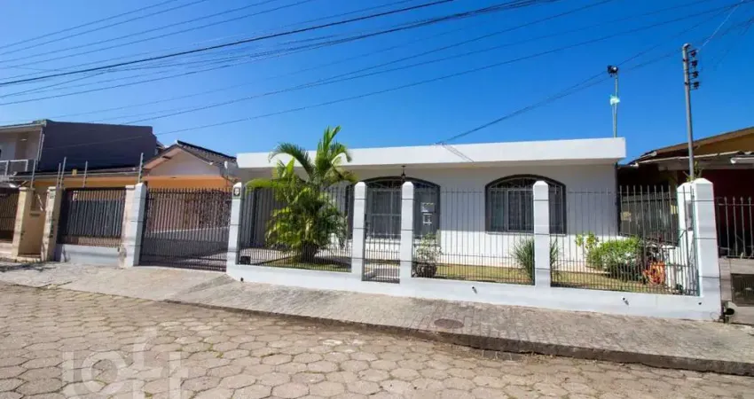Casa à venda em Trindade com 118 m², 3 quartos, 1
