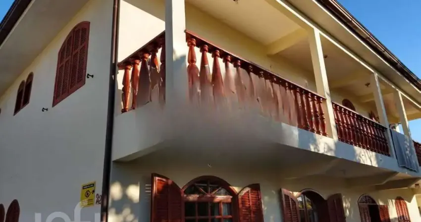 Casa à venda em Canasvieiras com 240 m², 7 quartos