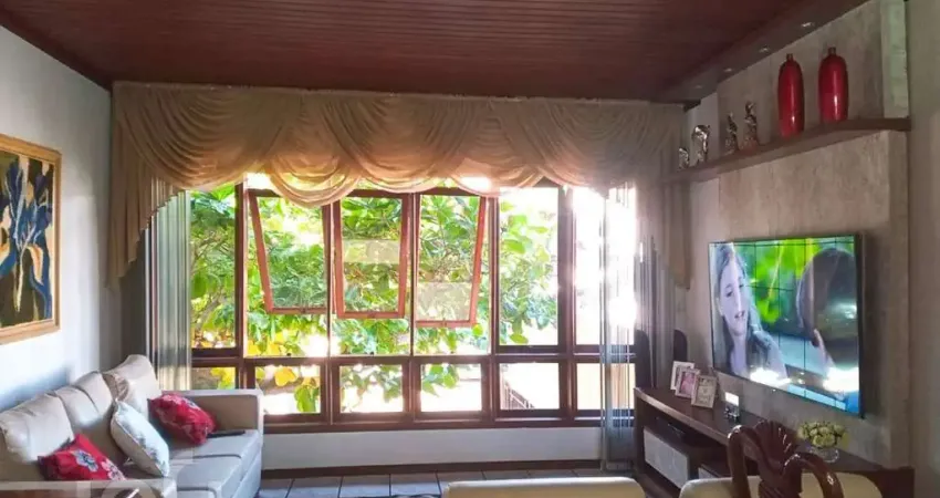 Casa à venda em Ingleses com 200 m², 6 quartos, 1