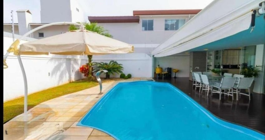 Casa com 4 suítes para locação na Santa Monica