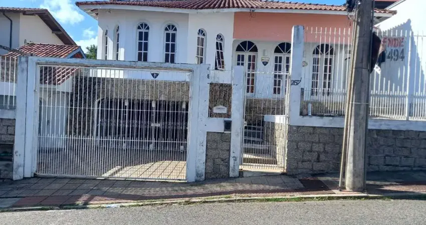 Casa de 5 dormitórios à venda na Agronômica
