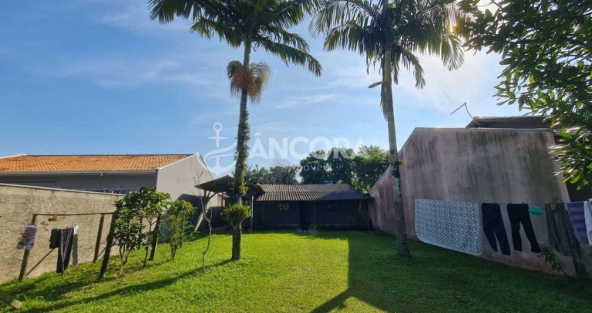 Casa com amplo espaço de terreno em frente, no centro de Itapema do Norte, próximo ao asfalto em Itapoá/SC