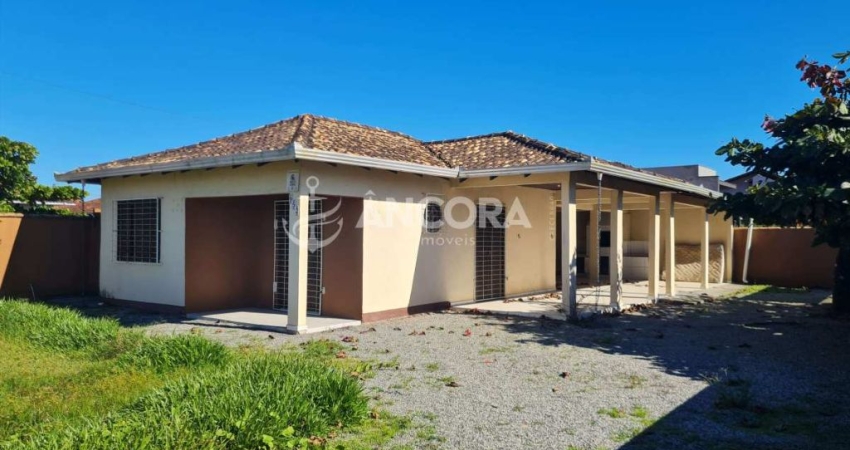 Casa com 04 quartos sozinha no terreno a apenas 600 metros da praia no Princesa do Mar em Itapoá/SC