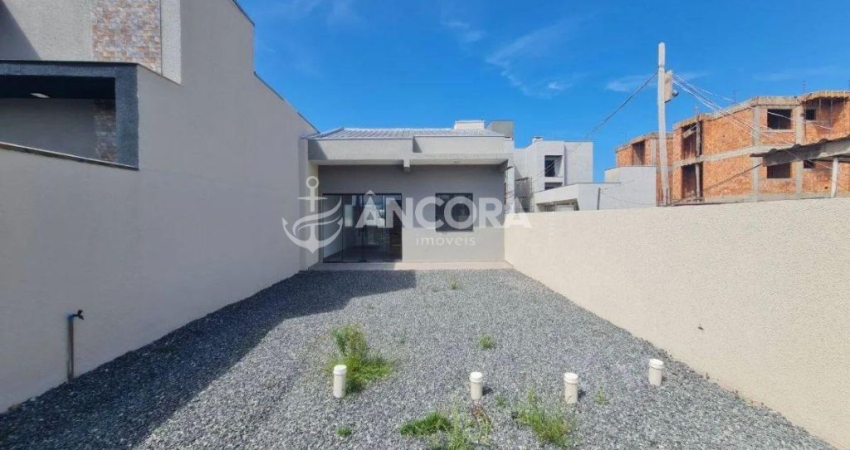 Casa com 02 quartos, sendo 01 suíte, e um amplo espaço de terreno na frente e nos fundos no centro de Itapoá