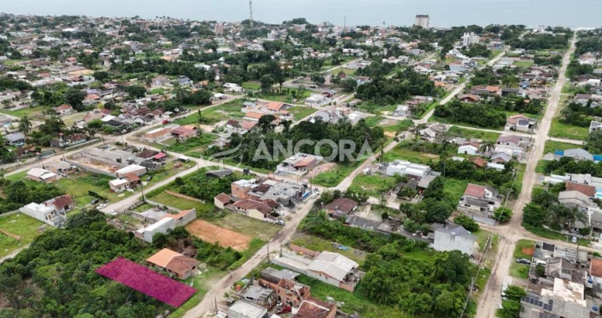 Terreno com 384m², a aproximadamente 700 metros do mar a venda no Balneário Mariluz
