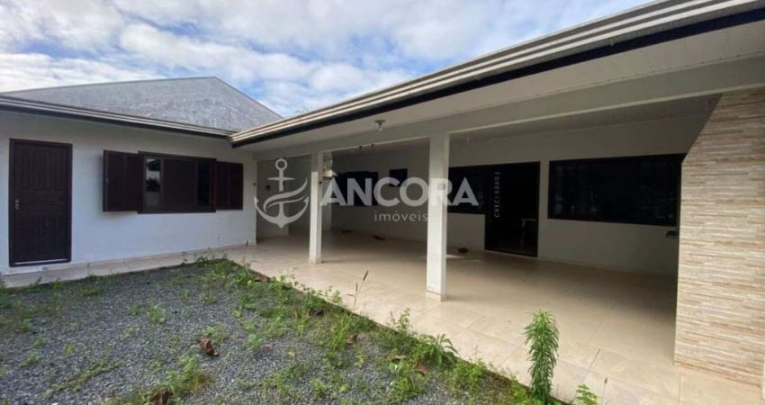 Casa com 03 quartos sozinha no terreno a apenas 400 metros da praia no Balneário Cambiju em Itapoá/SC