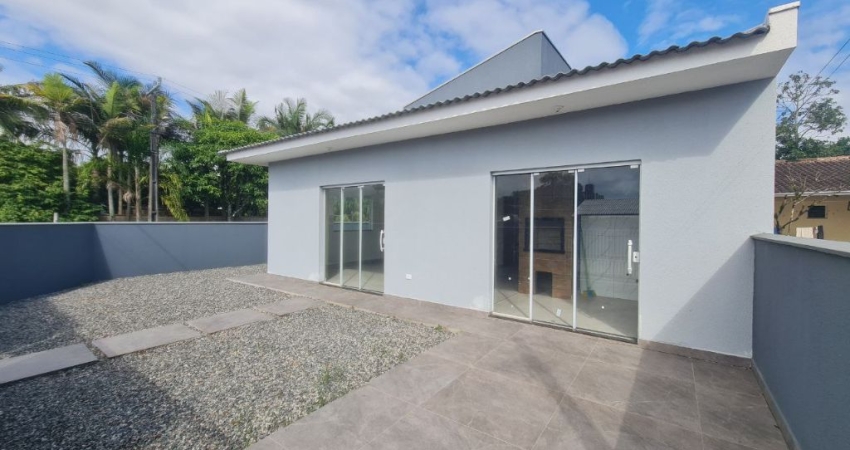Casa bem localizada com 3 quartos, à venda em Itapoá