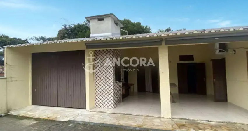 Casa com 03 quartos, sendo 01 suíte e piscina a venda a apenas 600 metros do mar em itapoá/sc