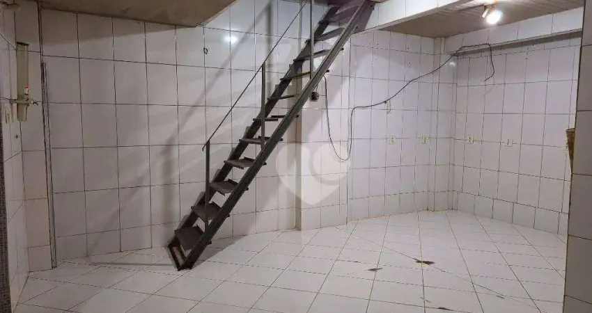 Riachuelo Vendo loja comercial com Girau area livre na frente da loja.