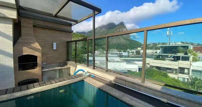 Jardim Oceânico - Cobertura Duplex reformada com mezanino com Churrasqueira, vista livre para a Pedra da Gávea com boa piscina. Barra da Tijuca/RJ.