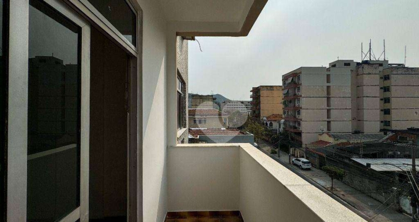 Apartamento de 2 quartos, varanda e 1 vaga garagem.