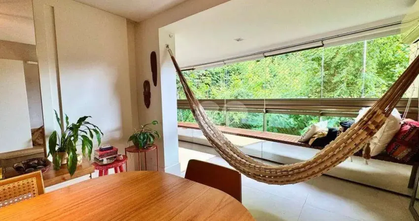 Prédio com piscina! Apartamento com varandão com vista verde, 2 quartos, suíte, 2 vagas à venda, 106 m² por R$ 1.700.000 entre Lagoa e Copacabana