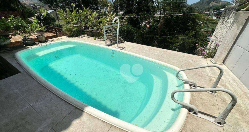 Casa colonial com piscina em condomínio na Taquara