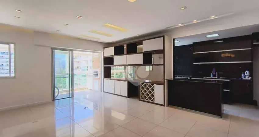 Condomínio London Green - Apartamento reformado e com Planejados de 2 Quartos para Locação na Barra da Tijuca. Vista Livre e Sol da Manhã. Andar alto.