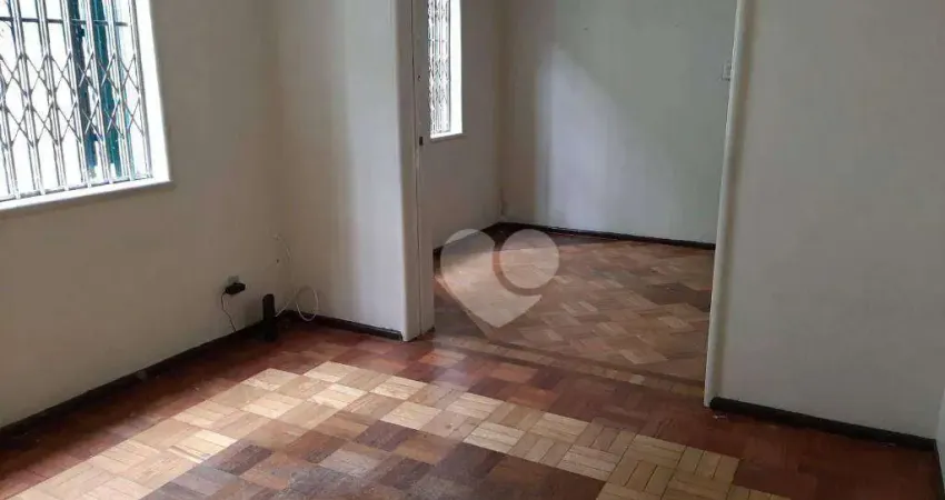 Casa de rua a venda na Tijuca, 04 quartos, 02 salas, cozinha, copa, suite, área de serviço, aceita pets, varanda.