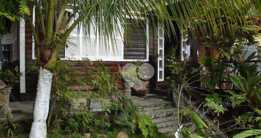 Casa com 3 quartos sendo 2 suítes e garagem