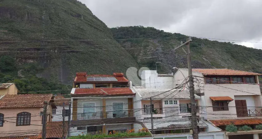 Lopes Enjoy vende Casa Vargem Pequena 3 quartos endo 3 suites, 2 vagas, 197m2 valor 670.000,00