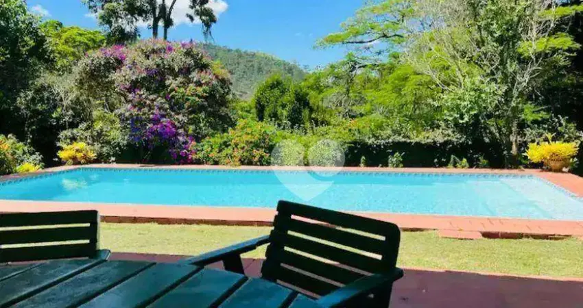 Casa com 4 quartos à venda, 300 m² por R$ 1.500.000 - Itaipava - Petrópolis/RJ
