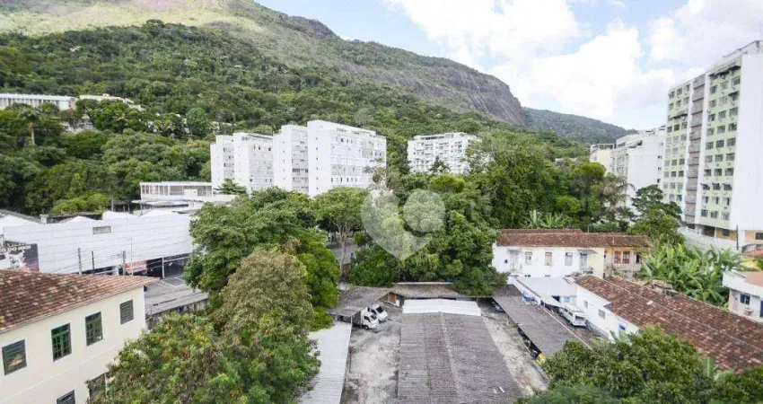 Tijuca Apto Sala, 02 quartos, cozinha, banheiro e dependências que podem virar o seu Home Office ou espaço para estudo.