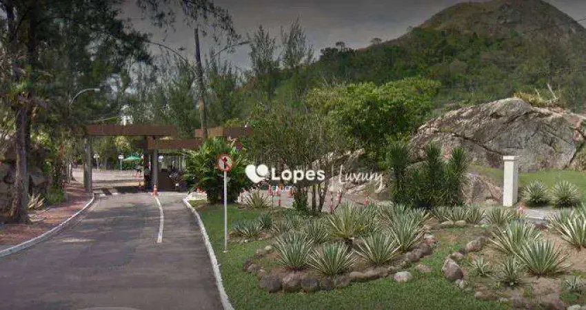 Residencia salão três suites dependências condomínio com infra estrutura, ônibus e praia em frente ao condomínio