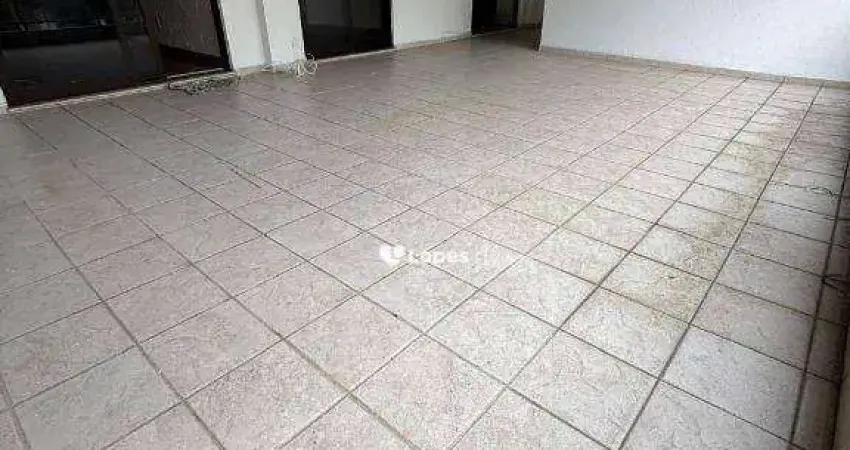 Ótimo Apartamento a Venda, Frente, Varandão Próximo a Vasto Comercio