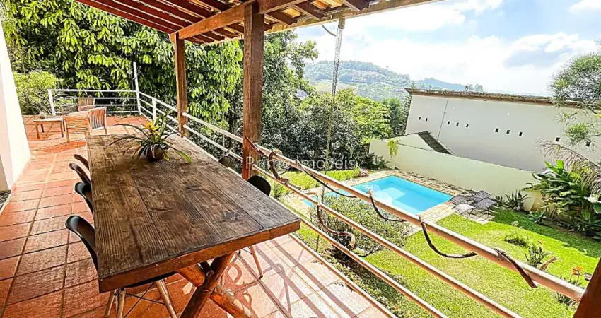 Casa duplex com 4 dormitórios, sendo 1 suíte, piscina duas vagas e muita área verde