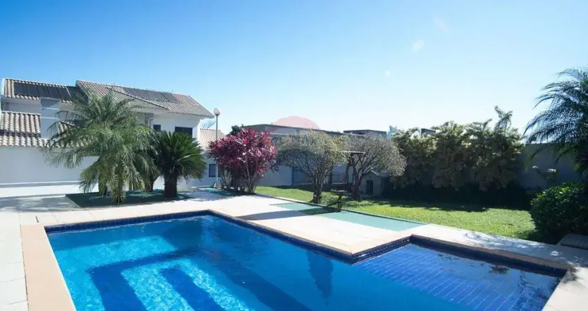 SOBRADO COM 5 QUARTOS E AMPLA ÁREA VERDE NO COUNTRY.