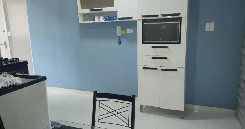 Pulquérrimo! Apartamento reformado e modernizado c/02 dormts, garagem privativa , 300 metros da praia, de.empregada!