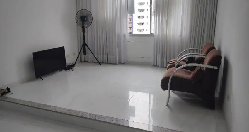 Pulquérrimo! apartamento reformado e modernizado c/02 dormts, garagem privativa , 300 metros da praia, de.empregada!