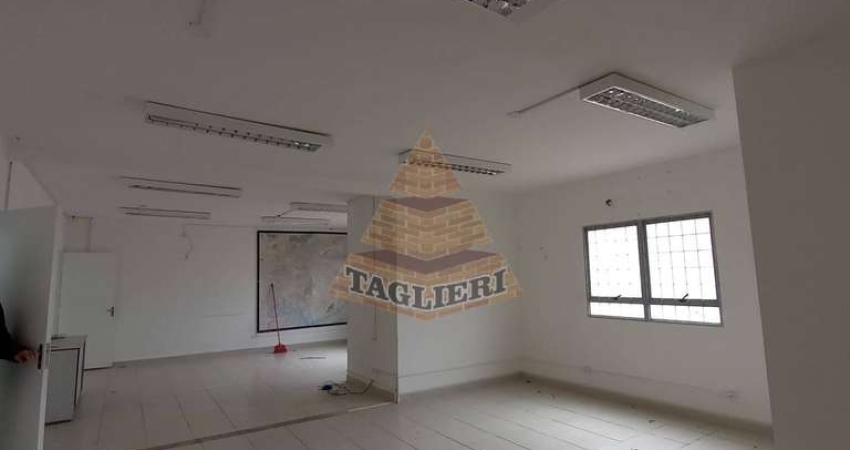Aluga-se parte superior com várias salas amplas, cozinha.