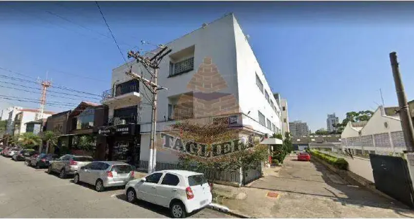 Prédio com várias salas, entrada lateral da frente aos fundos.Tatuapé