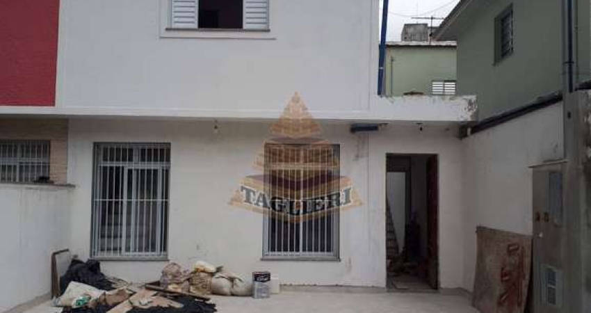 Sobrado novo com portão automatizado na frente da vila. Próximo ao Forum