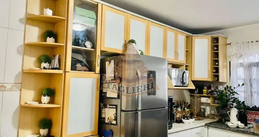 Sobrado na penha 2 quartos c/ armários, varanda, 2 vagas, edícula portão