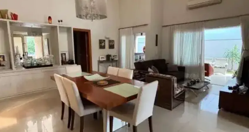 Esta linda casa térrea une sofisticação, conforto e lazer em um terreno amplo de 504 m², com 242 m² de área construída.