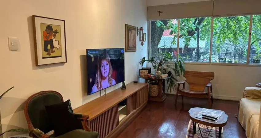 Localizado no charmoso bairro do leblon, este apartamento de 110m² é uma oportunidade única. com três quartos, sendo um por andar, e dependência de empregada, o imóvel oferece conforto e praticidade. 