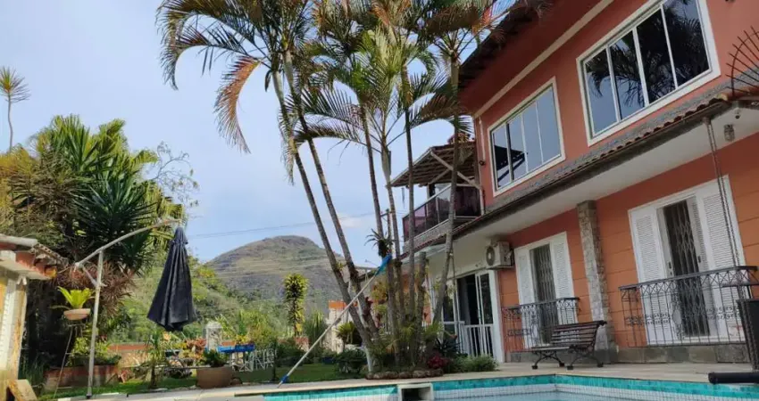 Imagine viver ou investir em uma residência que une imponência e funcionalidade no coração de petrópolis. esta casa de dois pavimentos, com 478 m² de área construída em um terreno de 2.000 m², oferece