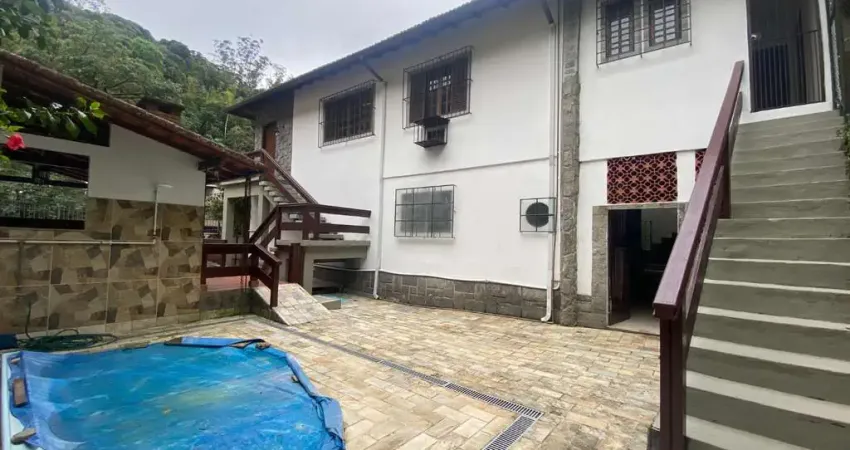 Casa com 3 quartos para alugar com área gourmet e 2 kitnets anexas bingen - petrópolis - rj