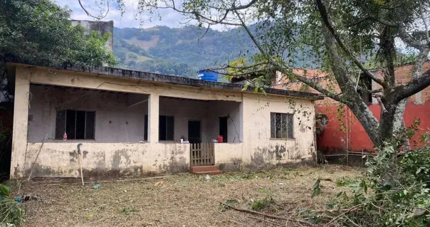 Terreno bem grande com uma casa bem antiga na praia do saco mangaratiba