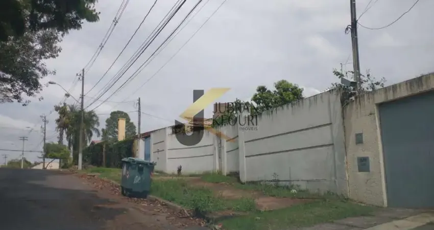 Casa à venda na região da Lagoa do Taquaral e Shopping Dom Pedro, 4 quartos, 2 suites, garagem para 20 autos, 670 m2 de construção e 2.500 m2 terreno.
