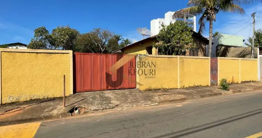 Casa à venda em Jaguariúna, com 3 dormitórios, uma edícula, 2 garagens cobertas e 20 descobertas.