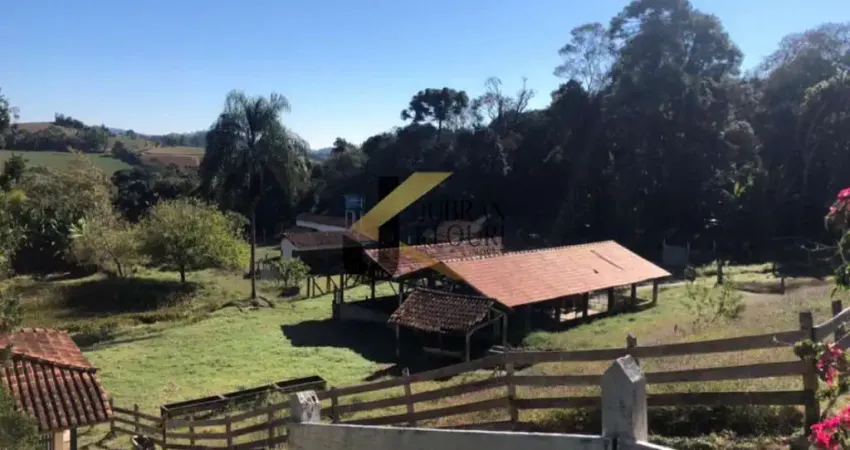 Sítio à venda em Caldas (MG), com 4 hectares e 1.575 m² de área construída.