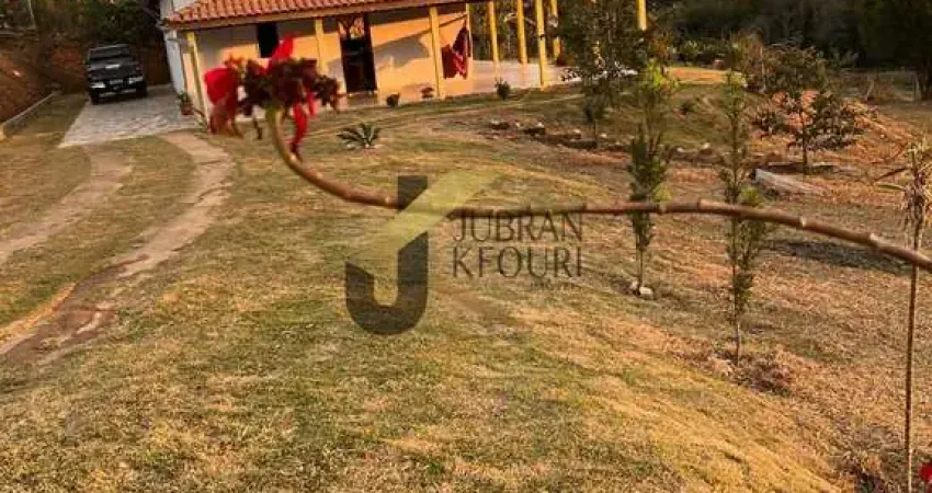 Chácara a venda em Ouro Fino -MG com 6.000m2 de área .Casa com 3 dormitórios (1 suíte) sala com varanda de 90 m2 , poço artesiano, pomar e açude